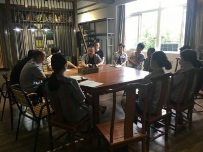 每周一三五早晨公司例会
